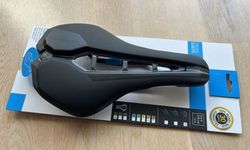 Prodám nové sedlo PRO Stealth Team s karbonovými ližinami, šířka 152 mm