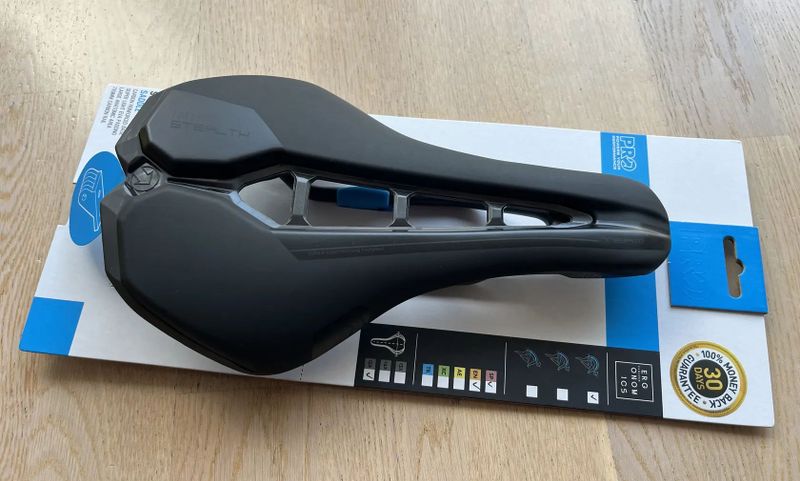 Prodám nové sedlo PRO Stealth Team s karbonovými ližinami, šířka 152 mm