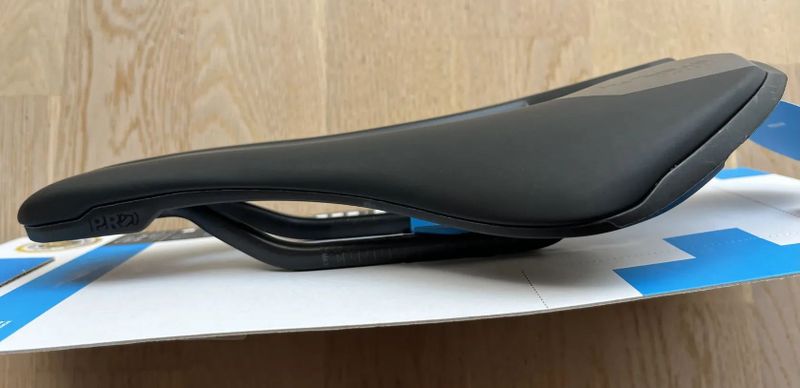 Prodám nové sedlo PRO Stealth Team s karbonovými ližinami, šířka 152 mm