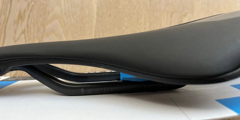 Prodám nové sedlo PRO Stealth Team s karbonovými ližinami, šířka 152 mm