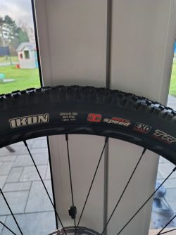 Prodám téměř nový Maxxis Ikon 29x2.35" 3C Maxxspeed Exo TR