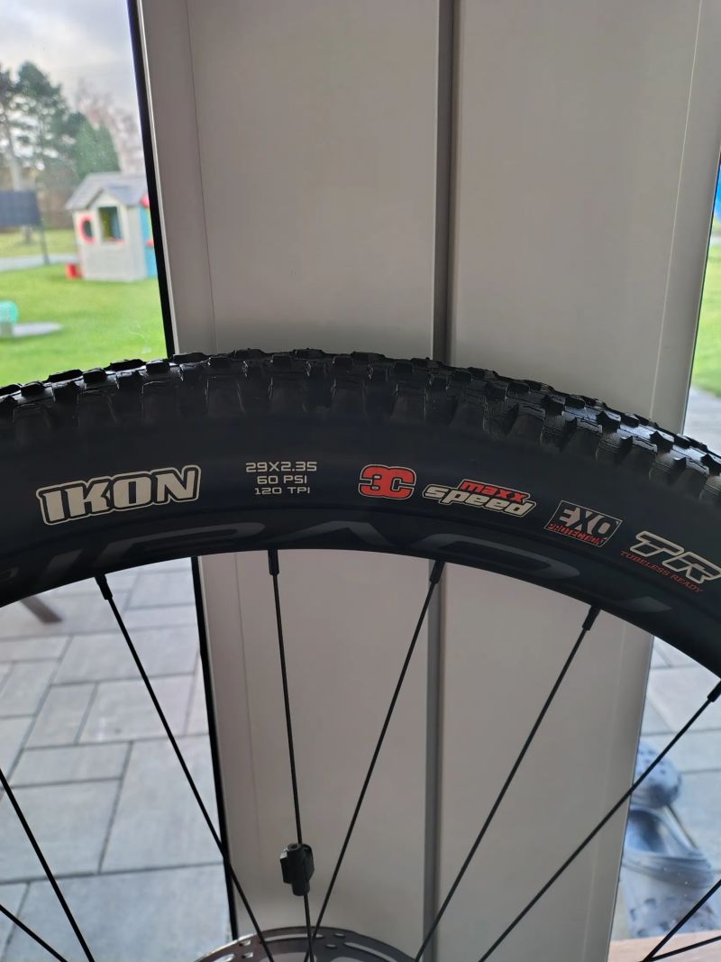 Prodám téměř nový Maxxis Ikon 29x2.35" 3C Maxxspeed Exo TR