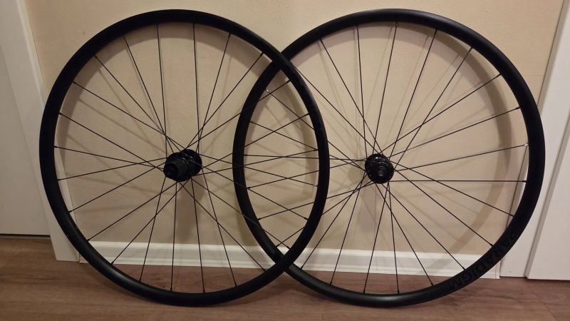 Zapletená kola Bontrager Paradigm TLR 23