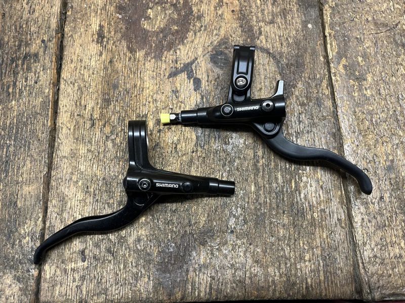 Brzdové páky Shimano BL-M4100 a BL-MT400