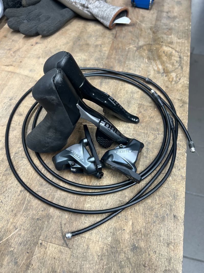 Brzdy SRAM FORCE AXS D1 hydro ele řazení