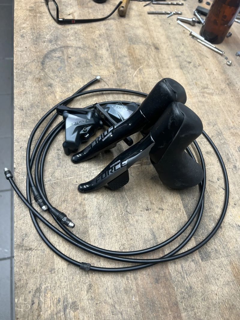 Brzdy SRAM FORCE AXS D1 hydro ele řazení