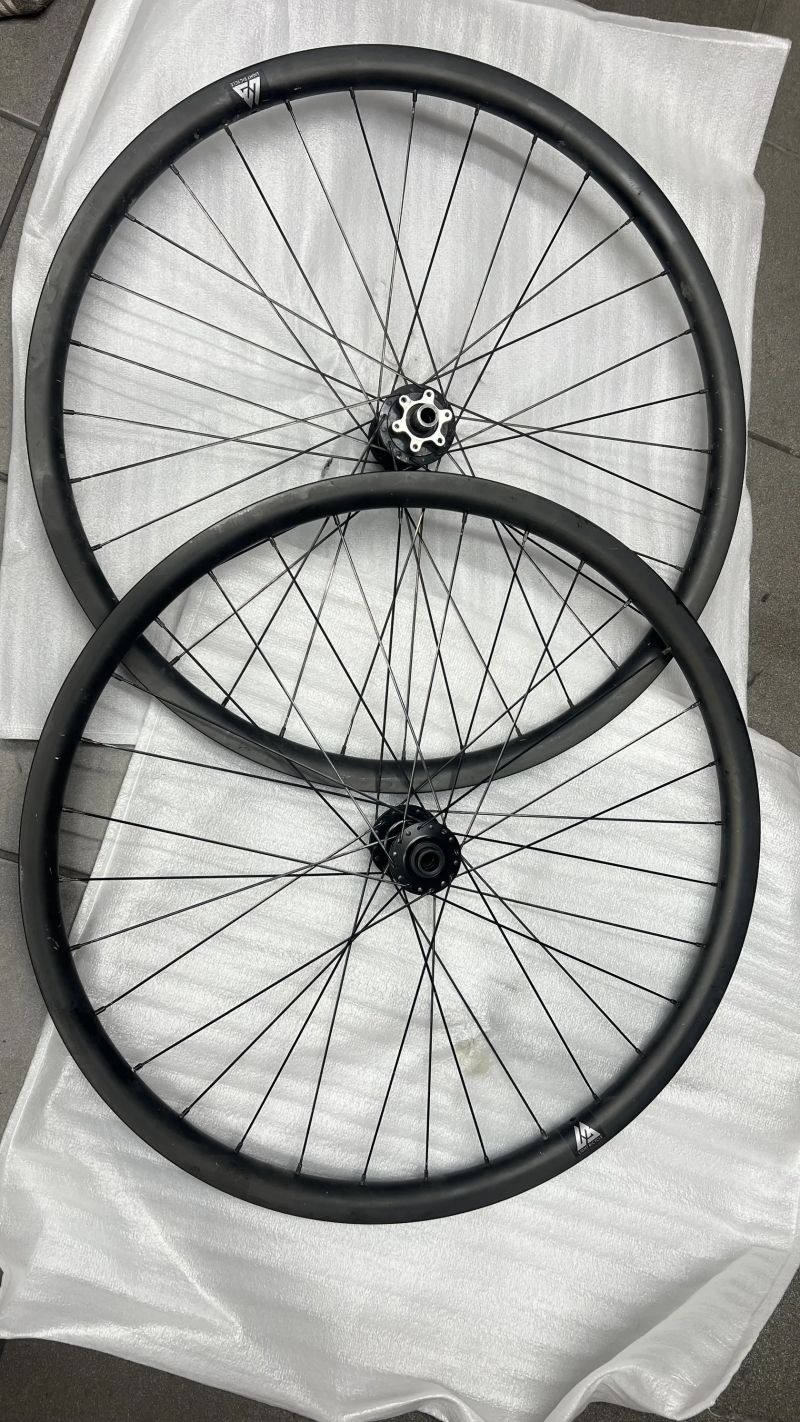 Zapletená kola DT Swiss Light Bicycle, Sapim CX Ray