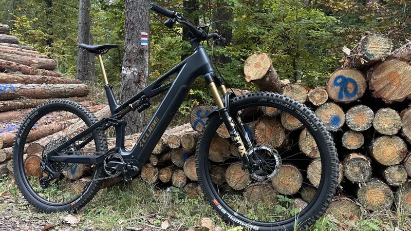 CUBE STEREO HYBRID ONE44 HPC AT carbon'n'gold XL 2025, SRAM AXS, KASHIMA 150/140mm ZÁRUKA