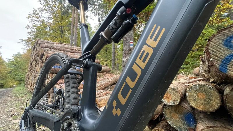 CUBE STEREO HYBRID ONE44 HPC AT carbon'n'gold XL 2025, SRAM AXS, KASHIMA 150/140mm ZÁRUKA