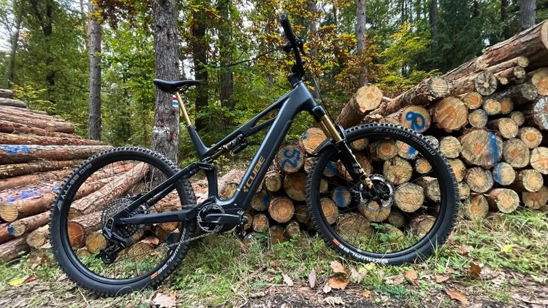 CUBE STEREO HYBRID ONE44 HPC AT carbon'n'gold XL 2025, SRAM AXS, KASHIMA 150/140mm ZÁRUKA