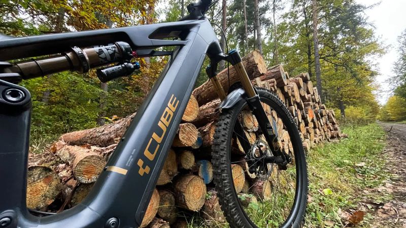 CUBE STEREO HYBRID ONE44 HPC AT carbon'n'gold XL 2025, SRAM AXS, KASHIMA 150/140mm ZÁRUKA