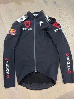 Bunda a Rainbunda ASSOS v barvách TUDOR