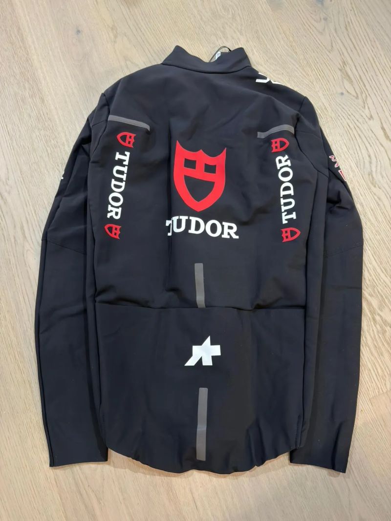 Bunda a Rainbunda ASSOS v barvách TUDOR