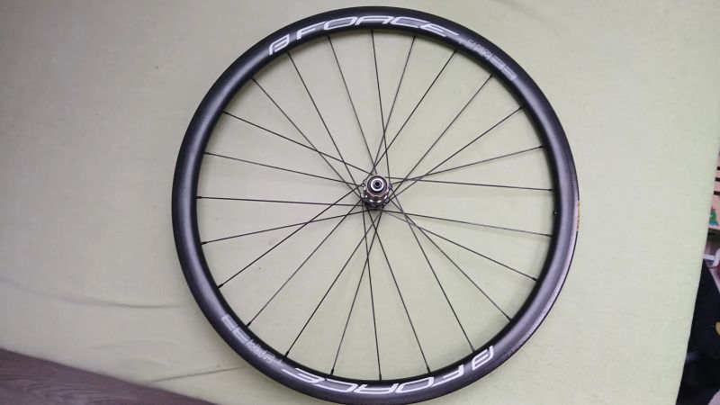 Prodám zadní zapletené kolo FORCE TEAM SP KARBON 33 - plášťové.