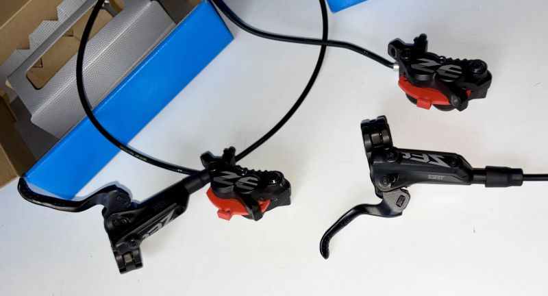 Hydraulické 4pístkové brzdy Shimano ZEE (hezký stav)