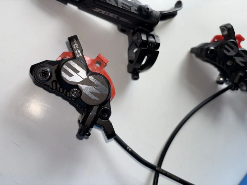 Hydraulické 4pístkové brzdy Shimano ZEE (hezký stav)