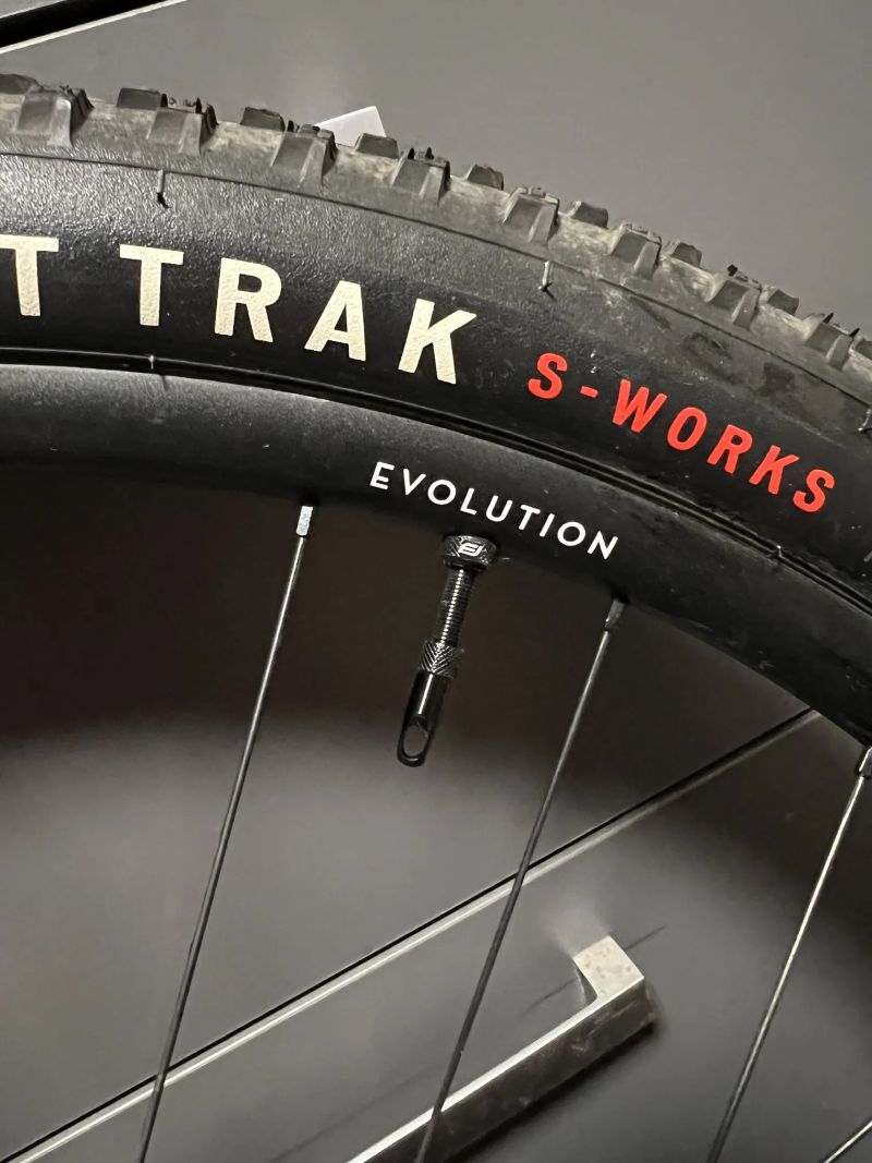 Prodam lehke kola Newmen X.A 25 (1410g) +kotouce xtr + plaste s works 