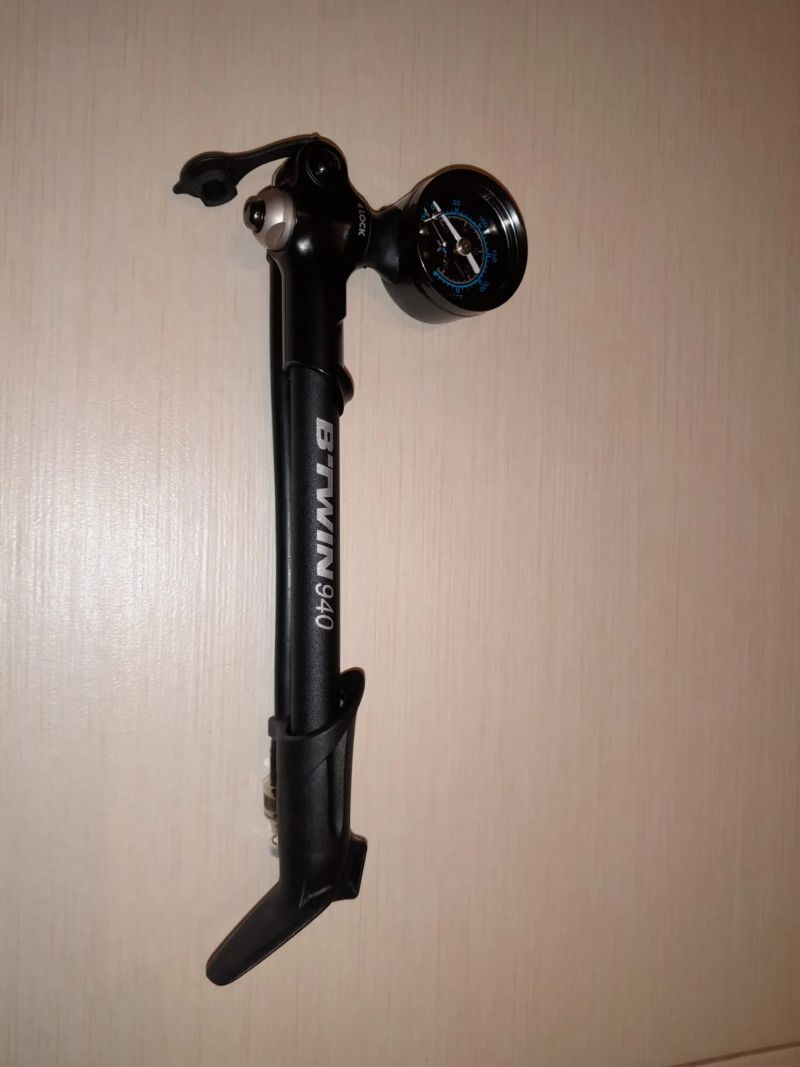 Pumpička na vidlici a tlumič BTwin