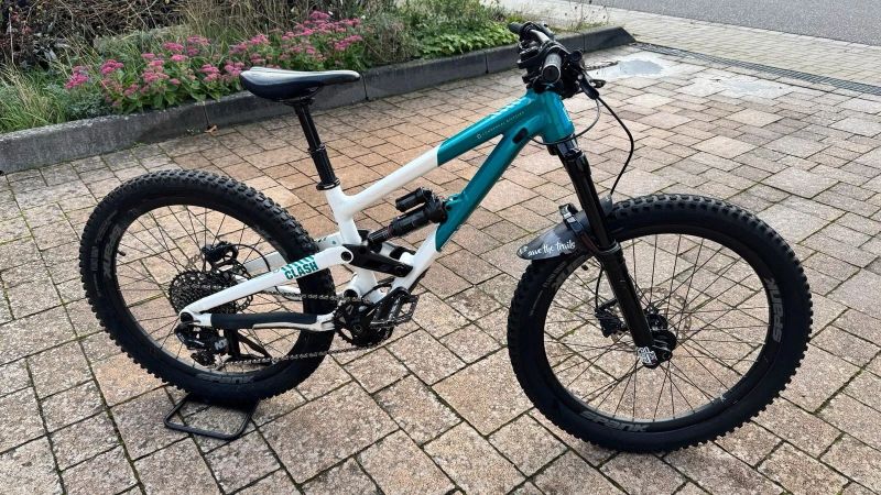 Commencal Clash 24, dětský enduro/sjezdová mašina z Andorry, pro 125-140cm, MANITOU JUNIT PRO