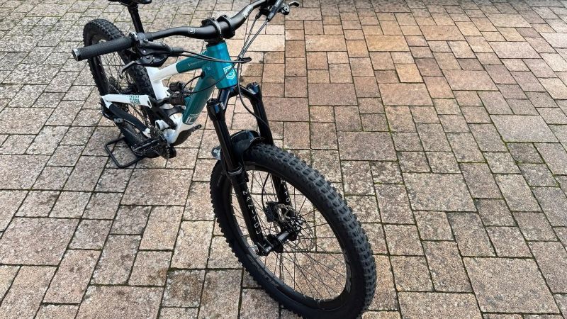 Commencal Clash 24, dětský enduro/sjezdová mašina z Andorry, pro 125-140cm, MANITOU JUNIT PRO