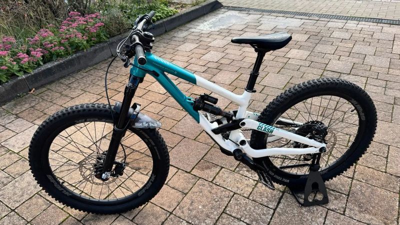 Commencal Clash 24, dětský enduro/sjezdová mašina z Andorry, pro 125-140cm, MANITOU JUNIT PRO