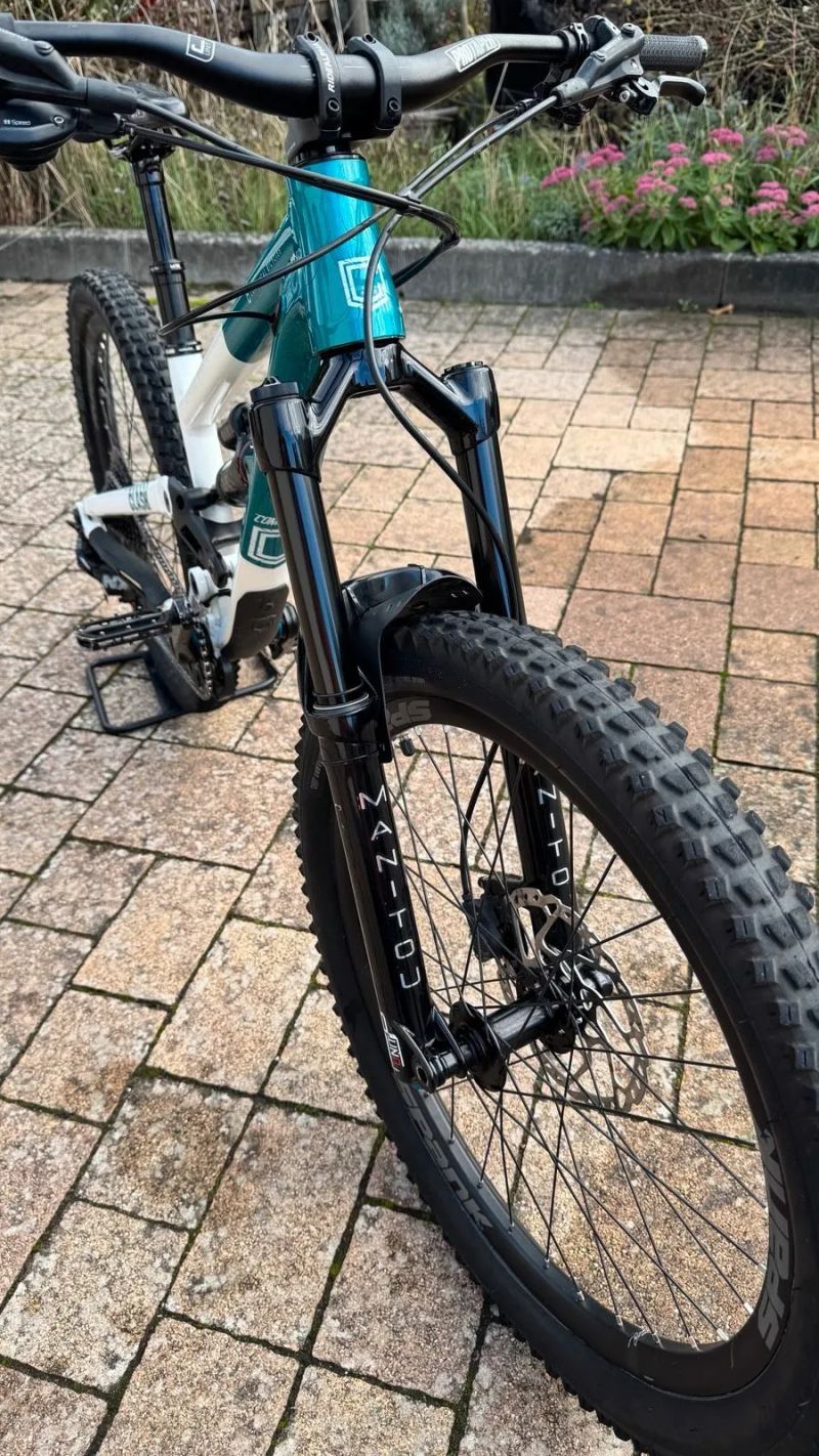 Commencal Clash 24, dětský enduro/sjezdová mašina z Andorry, pro 125-140cm, MANITOU JUNIT PRO