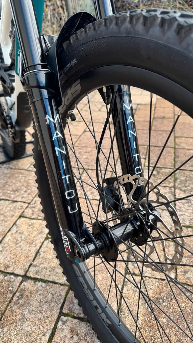 Commencal Clash 24, dětský enduro/sjezdová mašina z Andorry, pro 125-140cm, MANITOU JUNIT PRO