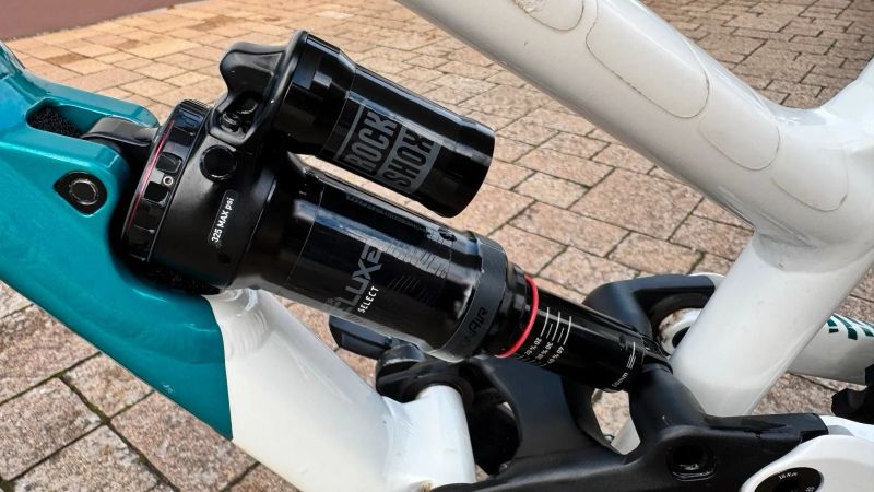 Commencal Clash 24, dětský enduro/sjezdová mašina z Andorry, pro 125-140cm, MANITOU JUNIT PRO