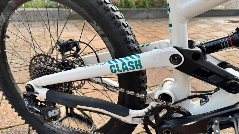 Commencal Clash 24, dětský enduro/sjezdová mašina z Andorry, pro 125-140cm, MANITOU JUNIT PRO