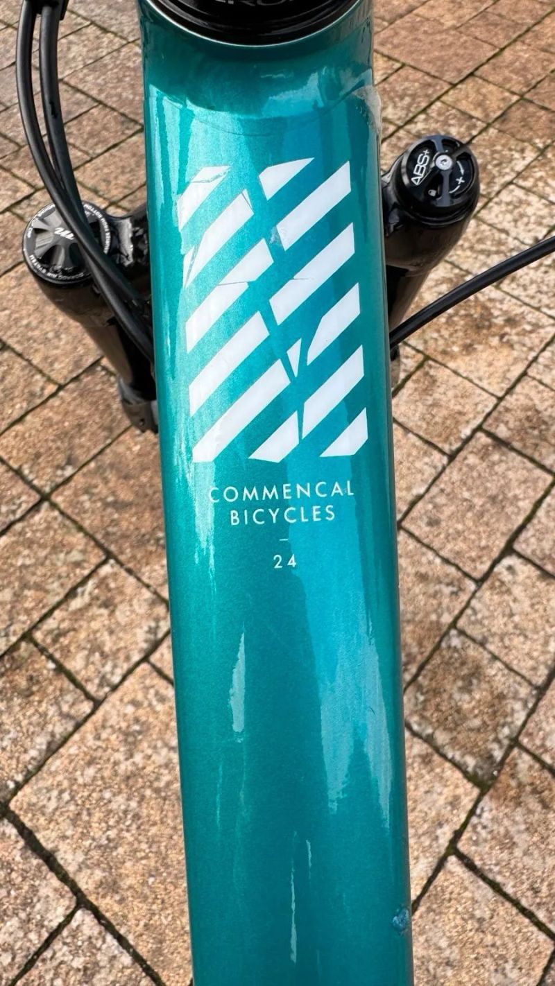 Commencal Clash 24, dětský enduro/sjezdová mašina z Andorry, pro 125-140cm, MANITOU JUNIT PRO