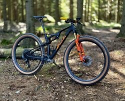 Prodám rám Koba Sentiero C2 Karbon + tlumič Fox Float Kashima