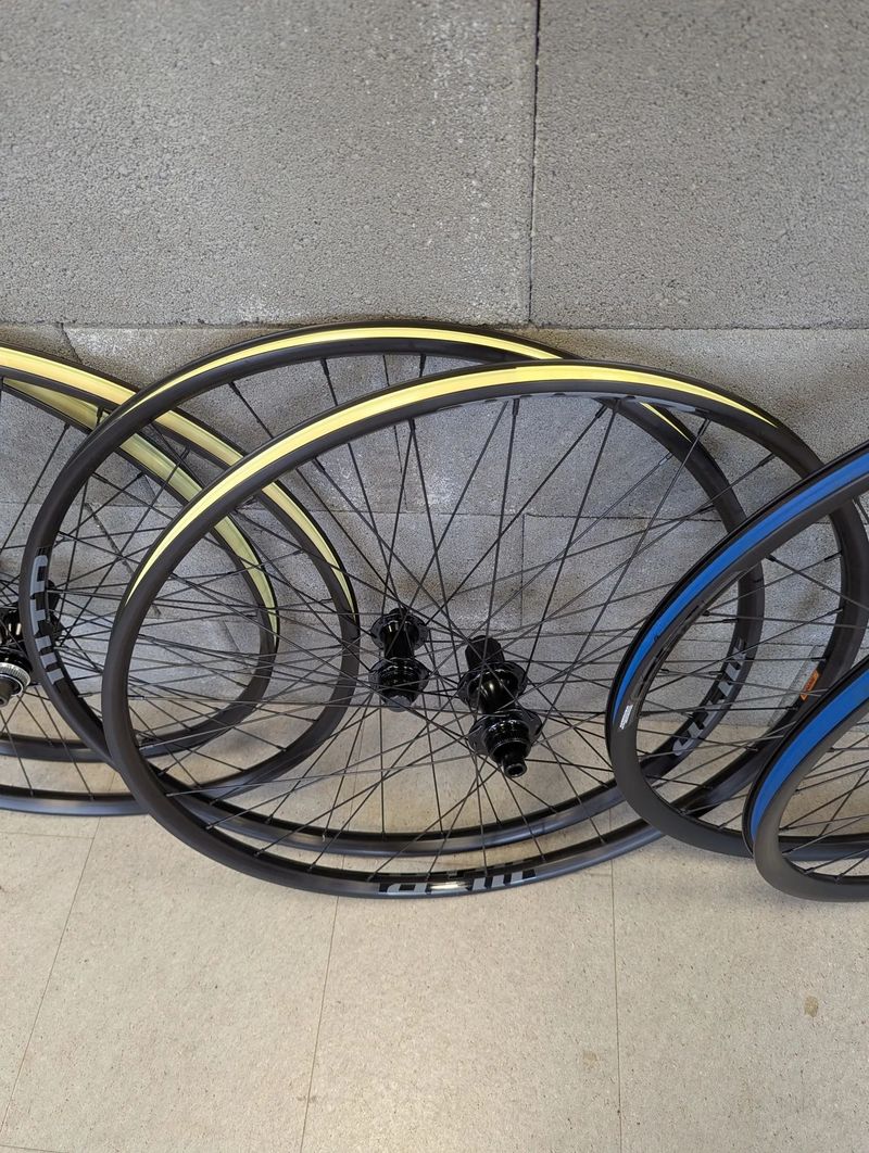 nová zapletená kola na gravel nebo silnici, WTB, DT Swiss, Shimano,... 