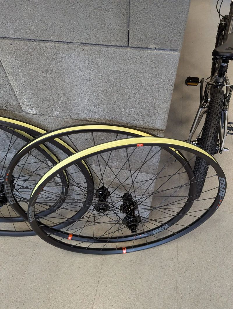 nová zapletená kola na gravel nebo silnici, WTB, DT Swiss, Shimano,... 