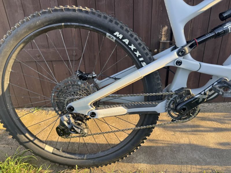 Celoodpruzene karbonove kolo osazeno Sram axs