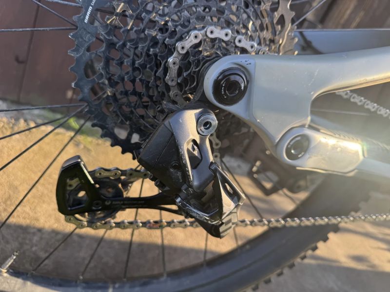 Celoodpruzene karbonove kolo osazeno Sram axs