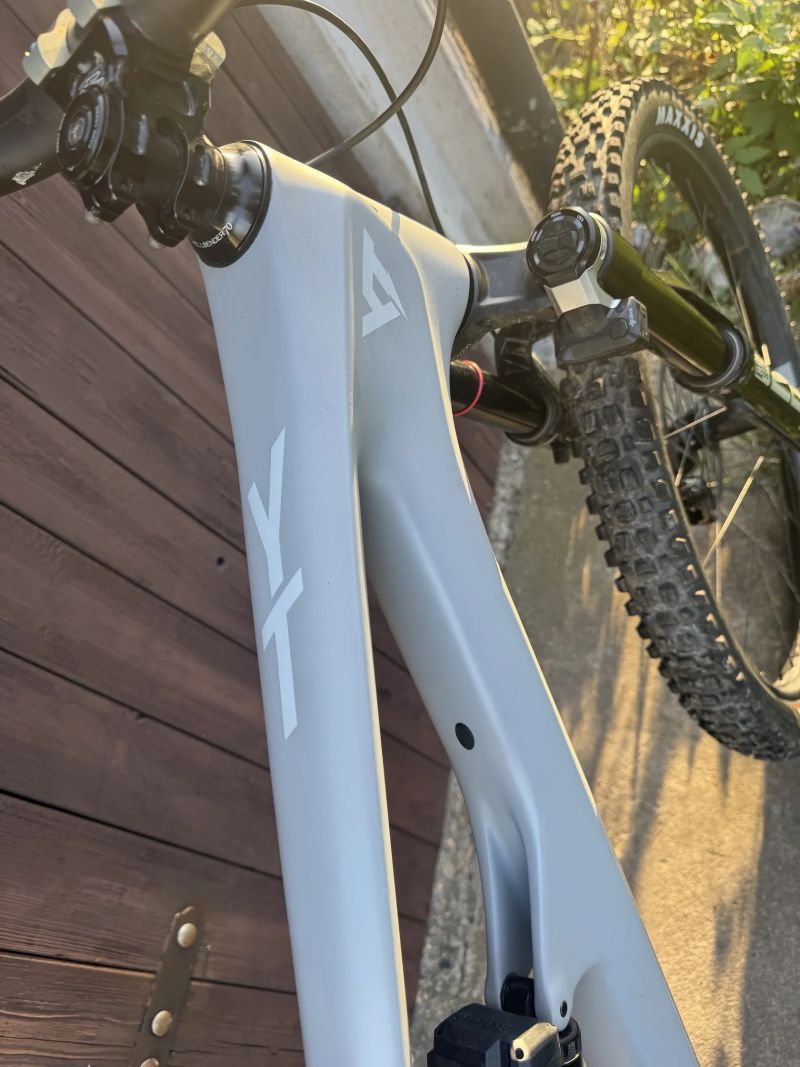 Celoodpruzene karbonove kolo osazeno Sram axs