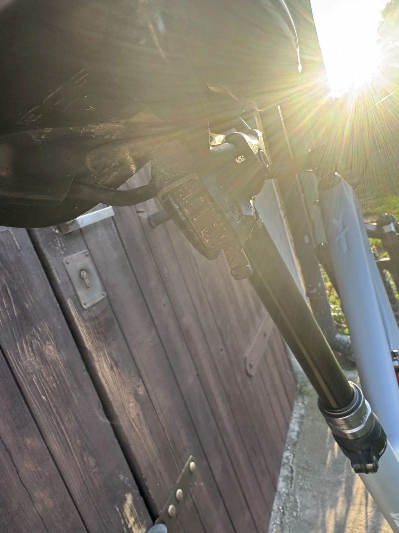 Celoodpruzene karbonove kolo osazeno Sram axs