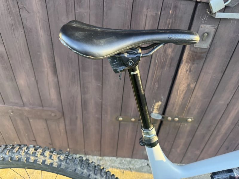 Celoodpruzene karbonove kolo osazeno Sram axs