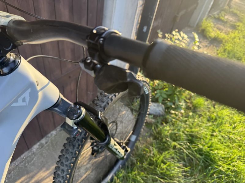 Celoodpruzene karbonove kolo osazeno Sram axs