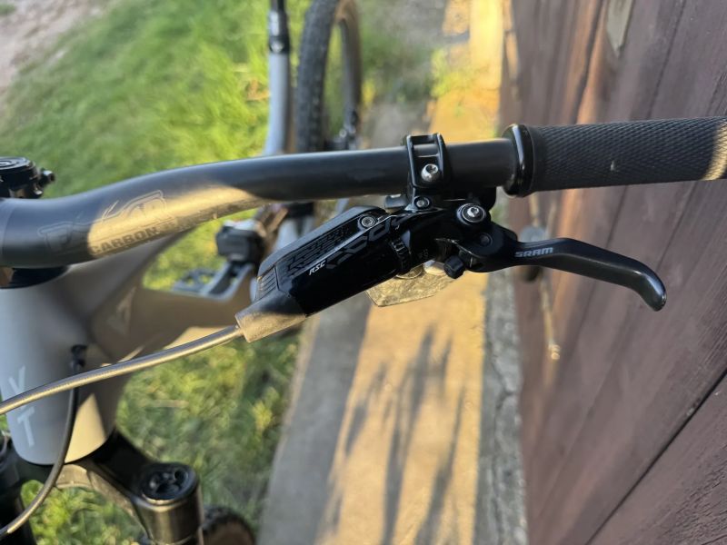 Celoodpruzene karbonove kolo osazeno Sram axs