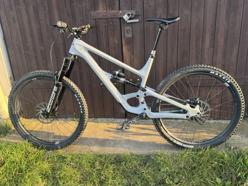 Celoodpruzene karbonove kolo osazeno Sram axs