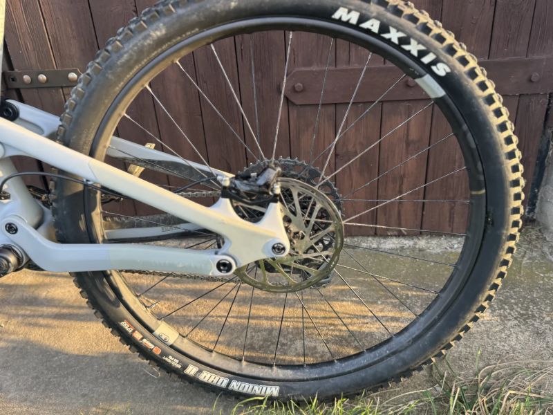 Celoodpruzene karbonove kolo osazeno Sram axs