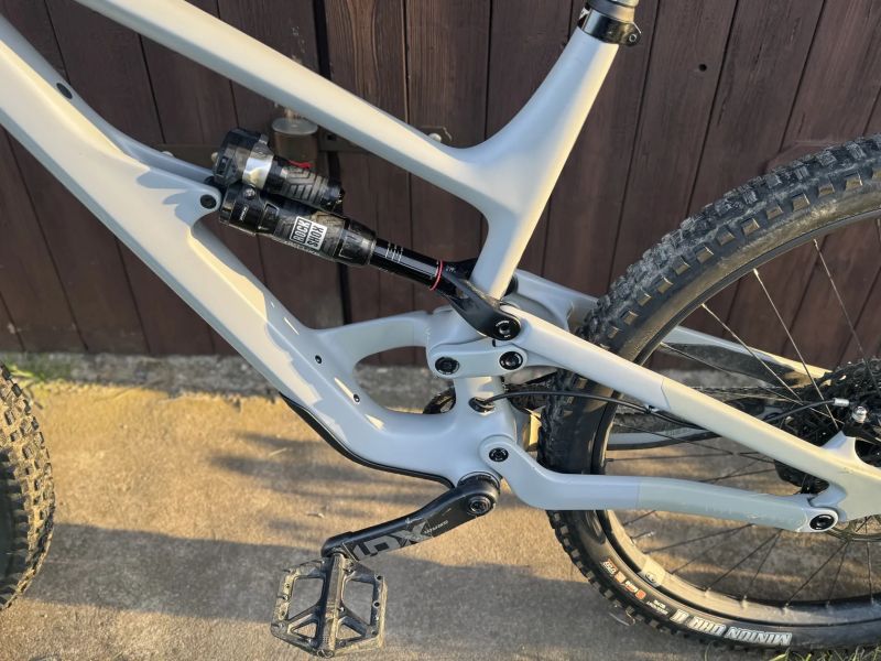 Celoodpruzene karbonove kolo osazeno Sram axs