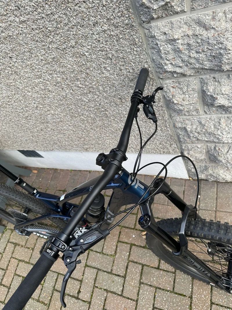 Nové trailové kolo GT Sensor ST Carbon Pro vel.M 