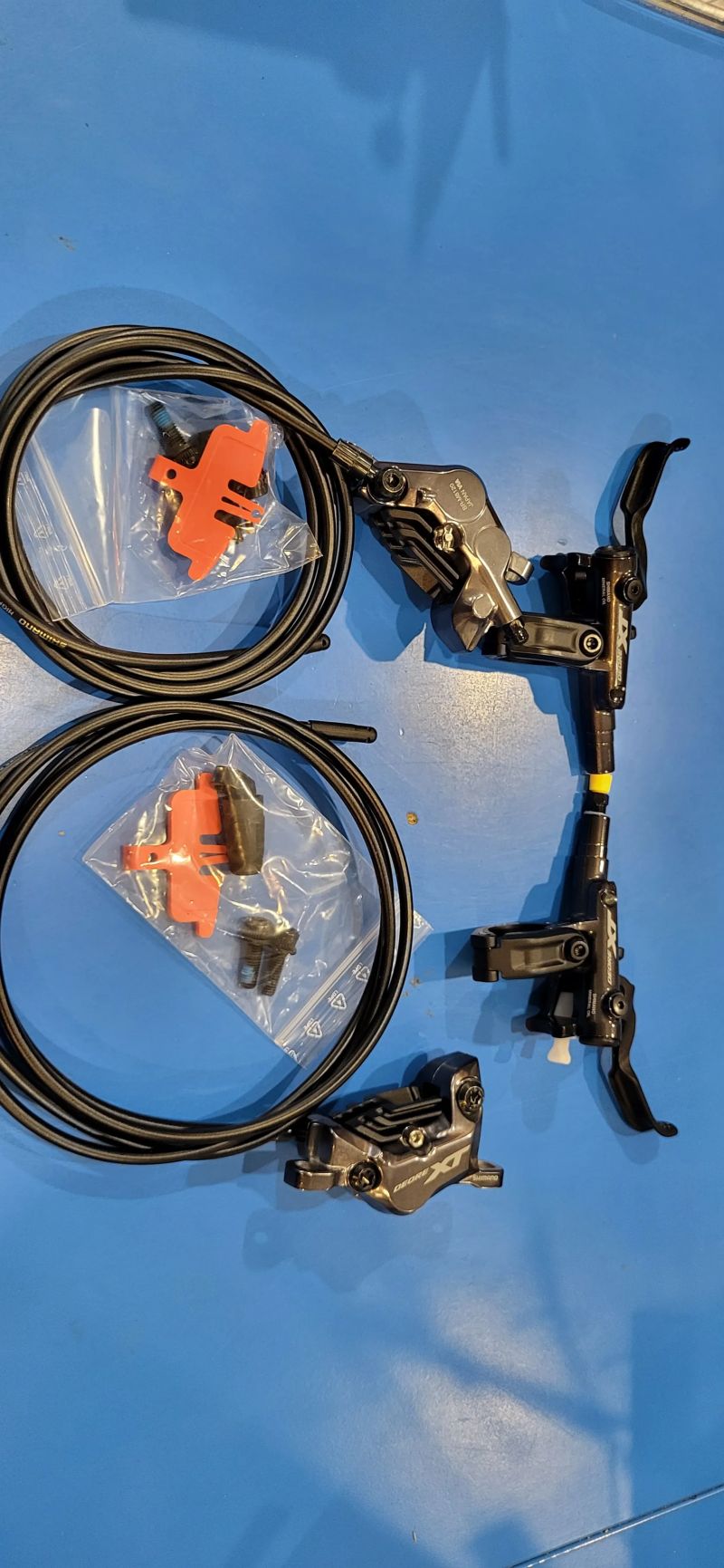 Kotoučové brzdy Shimano XT BR-M8120 brzdový 4-pístkový třmen+páky BL-M8100,P+Z 1000MM+1700MM