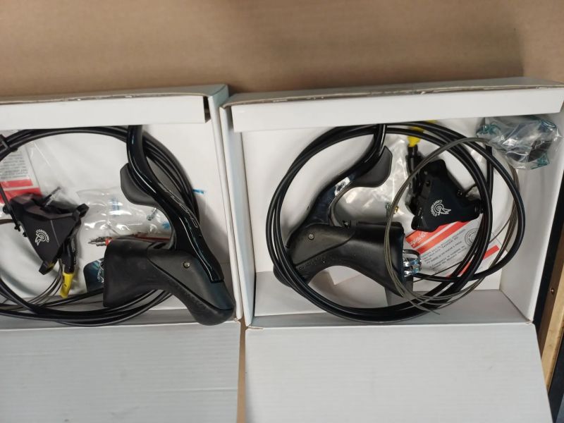 Řadící páky Campagnolo Chorus včetně třmenů a hadic