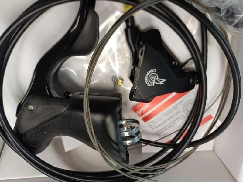 Řadící páky Campagnolo Chorus včetně třmenů a hadic