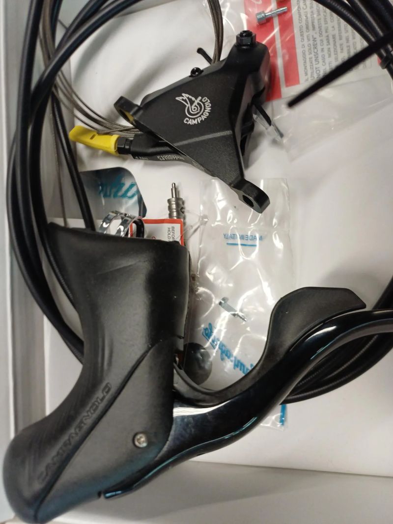 Řadící páky Campagnolo Chorus včetně třmenů a hadic