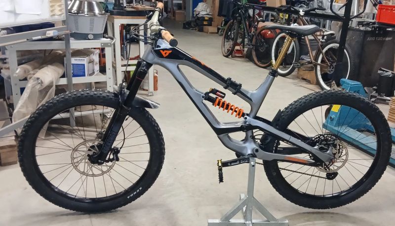 Celoodpružené enduro kolo YT Capra - Pro Race karbonový rám