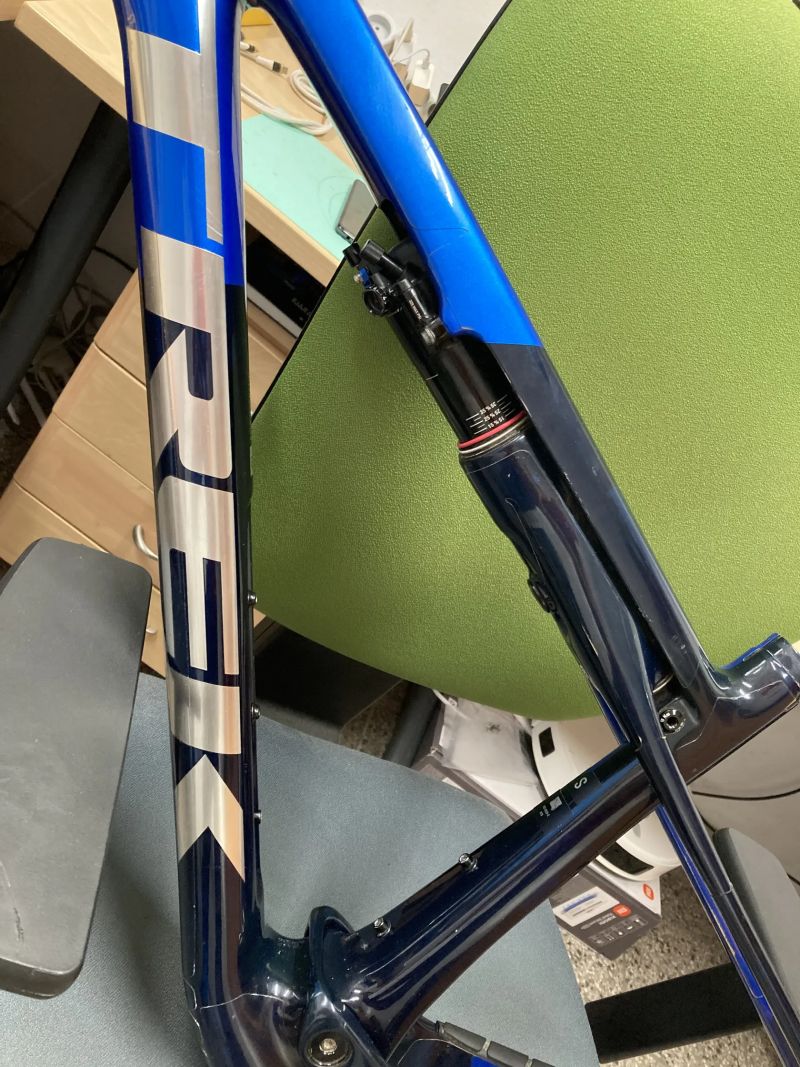 rámový tlumič Rock Shox na Trek Supercaliber gen. 2